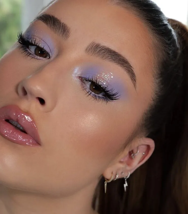 Las sombras lavanda o lila resaltan los ojos cafés
