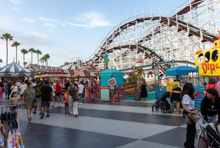 Belmont Park repleto de gente en un día soleado.