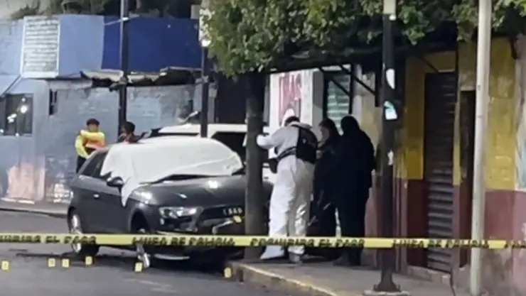 Hallan cadáver descompuesto en auto en la Venustiano Carranza.