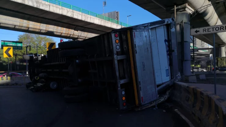 Volcadura de tráiler que transportaba leche deja una persona herida en Periférico Sur