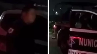VIDEO | Captan a policía teniendo presuntamente intimidad al interior de patrulla en San Miguel Xoxtla, Puebla
