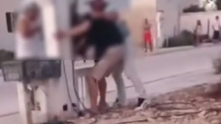 ¡Lo acorralaron! Sujeto AMENAZA con cuchillo y vecinos lo someten en calles de Yucatán; así fue el momento