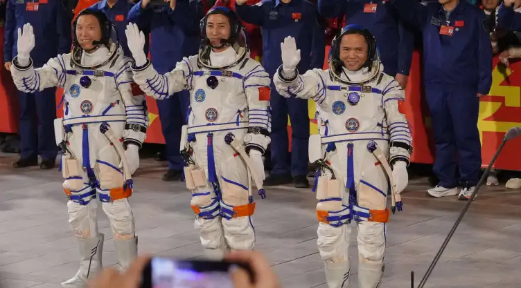 Astronautas chinos.