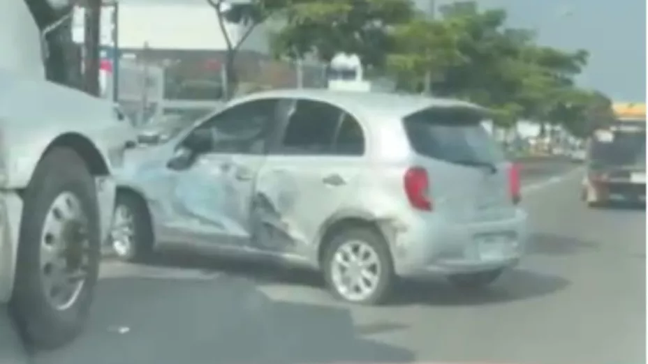 VIDEO | Fuerte choque en avenida López Mateos HOY: Tráiler impacta contra un vehículo compacto en Zapopan