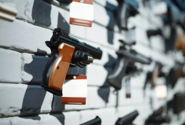 Armas expuestas para compra en tienda de EU