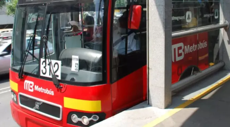 Choca Metrobús de la Línea 1 en la Condesa de CDMX y deja siete lesionados