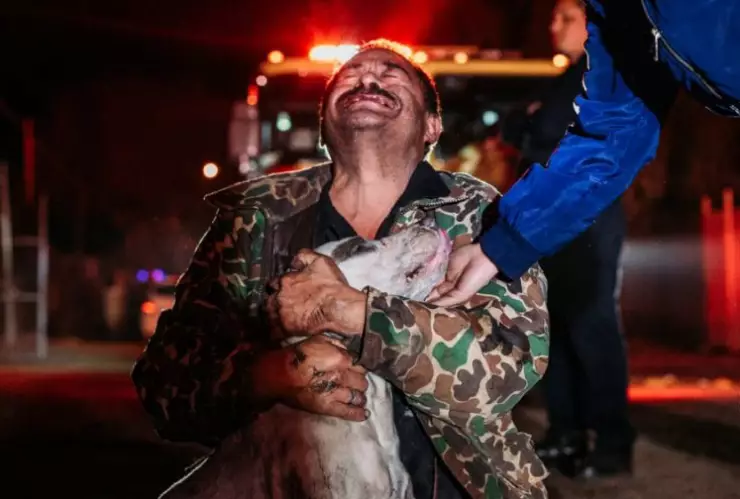 Mario de 56 años, quien es sordomudo, logró escapar del incendio que consumía su vivienda, en Mexicali, Baja California, pero lejos de pensar en lo material, él estaba preocupado por su perrito.
