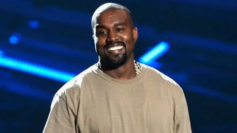 Kanye West se prende en fuego para presentar su nuevo disco. (VIDEO)