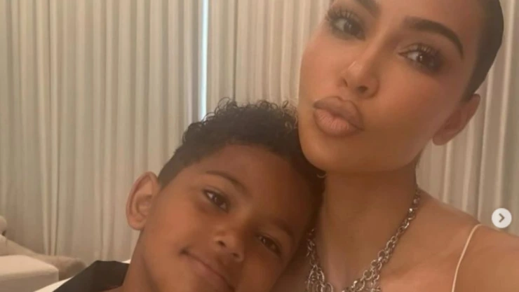Kim Kardashian hace firmar contrato a su hijo para abrir canal de YouTube