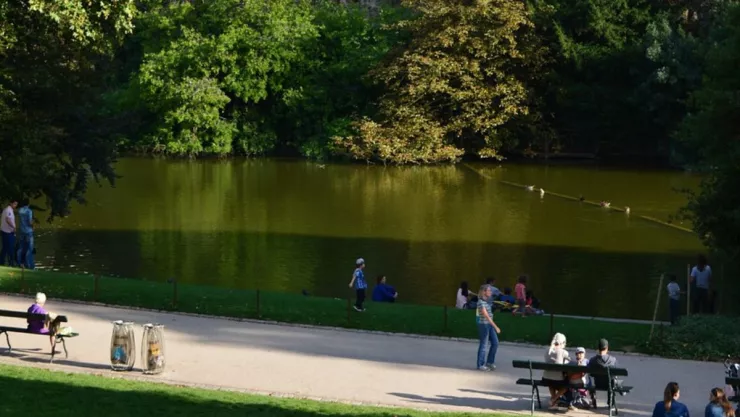 Hallan una mujer descuartizada en parque de París donde graban series