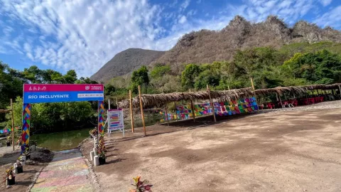 entrada al río incluyente en el estado de Colima