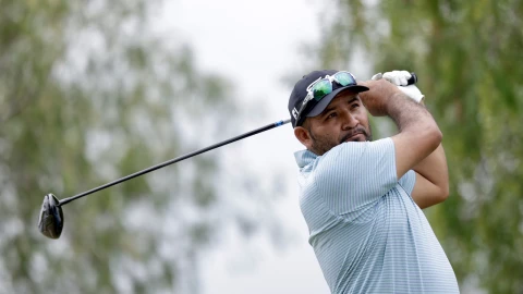 El Camarón Rodríguez lidera la cuarta fecha de la Gira de Golf Profesional.