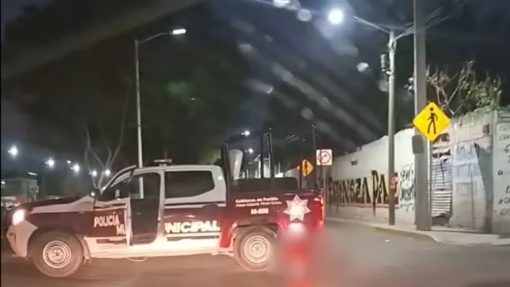 Patrulla de policía protagoniza otro choque y deja a conductor grave en Tehuacán hoy; se pasó el semáforo