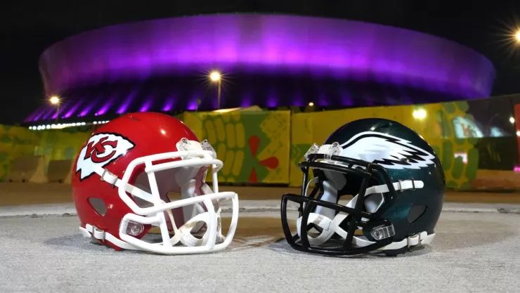 Cascos de los Kansas Ciy Chiefs y los Philadelphia Eagles frente al Caesars Superdome de Nueva Orleans.