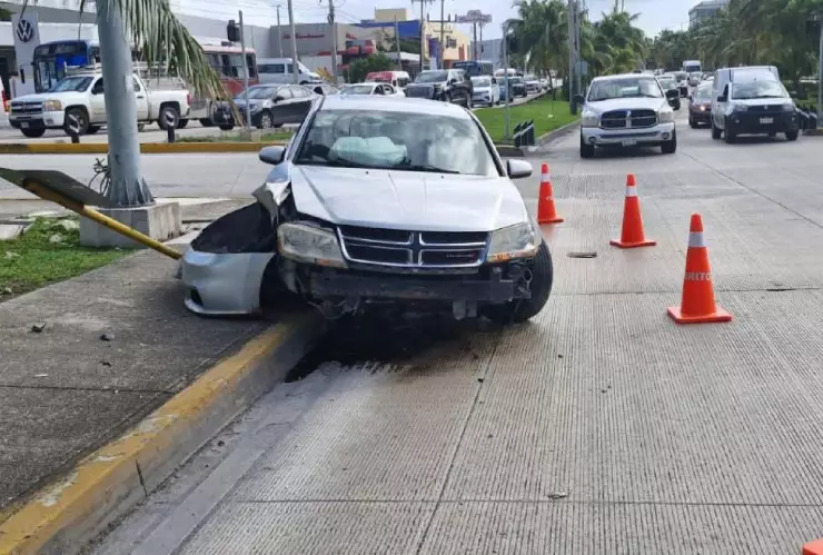 Accidente de tránsito en la Av. Tulum de la ciudad de Cancún hoy, 19 de noviembre de 2024.jpg
