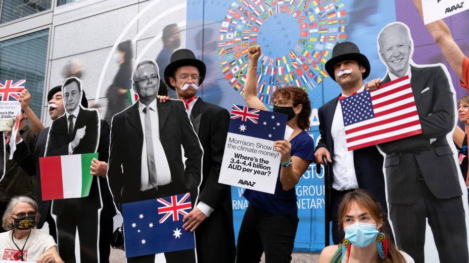 Activistas protestan frente a la sede del FMI en Washington.