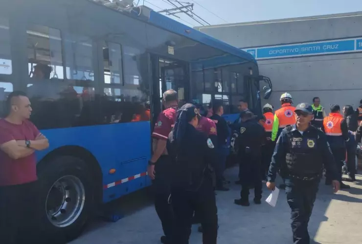 Choca trolebus elevado en Iztapalapa