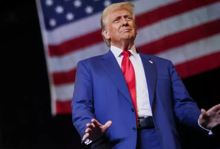 Donald Trump en un mitin de campaña en Novi, Michigan.