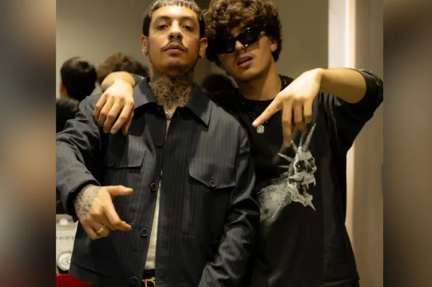 En entrevistas, Gabito ha contado que sus influencias van desde Los Tucanes de Tijuana hasta artistas como Bad Bunny. Esa mezcla explica su propuesta sonora única: corridos con alma de calle, pero sonido global. Gabito no canta solo para su barrio, canta para el mundo.