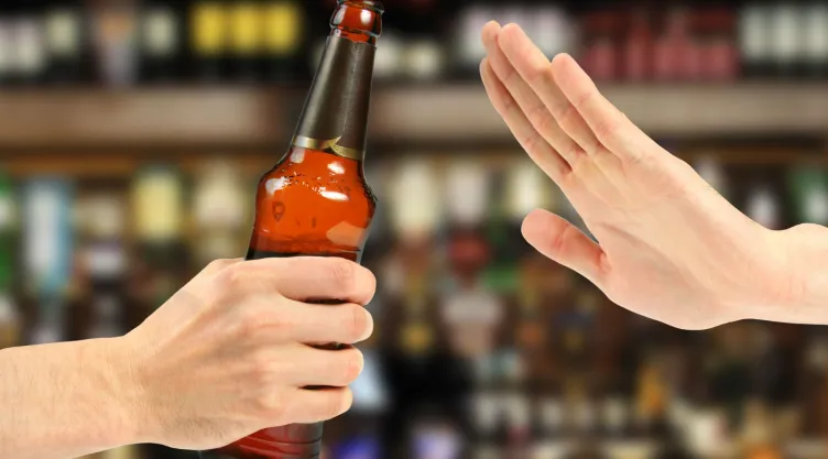El gobierno dijo que el motivo de implementar esto es que la exposición a estos anuncios puede generar un mayor consumo del alcohol, en particular a las personas más jóvenes. Imagen: Depositphotos