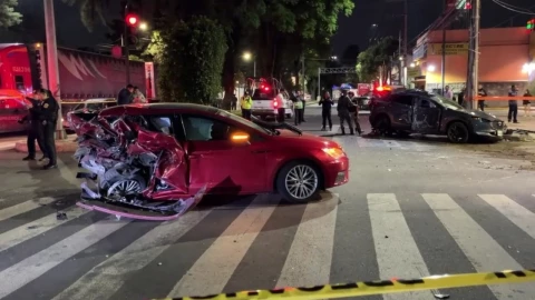 Mientras Dormías: Volcadura tras brutal choque desata caos y deja lesionados en Azcapotzalco. Un aparatoso choque que terminó con una brutal volcadura provocó una rápida movilización de los cuerpos de emergencia la noche de este lunes 4 de agosto. En la imagen se muestra el fuerte accidente que dejó lesionados, daños materiales considerables y una escena que generó momentos de tensión y caos vial.