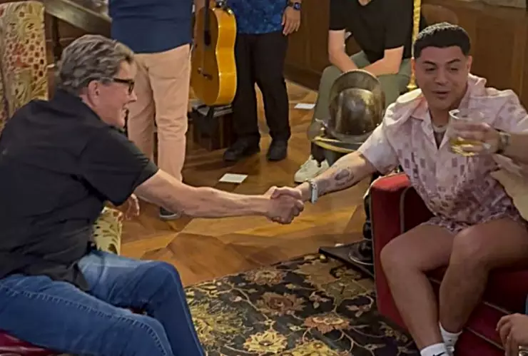 Eduin Caz negocia para que se siga tocando música de banda en playas de Mazatlán