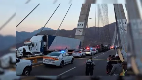 Accidente en súper carretera Durango-Mazatlán deja a tres policías sin vida.jpg