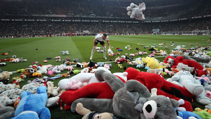 Lluvia de peluches en partido del Besiktas
