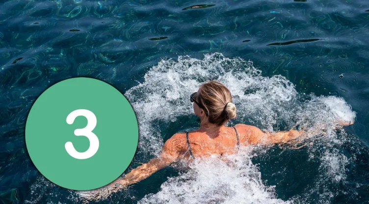 Estos son los 3 principales beneficios de entrenar en el mar, según la ciencia