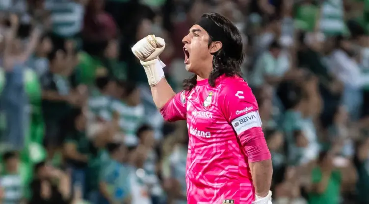 Carlos Acevedo celebrando con Santos, pero estaría en la mira de Chivas