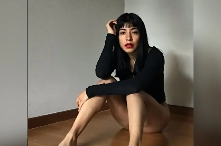 Alejandra Hernández brilla como Gigi, una agente táctica que opera con una intensidad única. Su personaje se distingue por su rapidez mental y sus habilidades de campo. Donde otros dudan, Gigi actúa.
