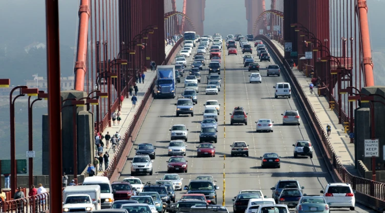 Autos atravesando el puente de San Francisco en California