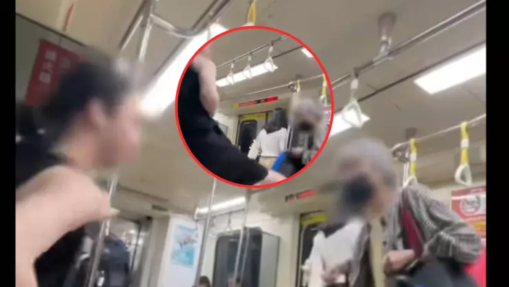 VIDEO INDIGNANTE: Mujer agrede brutalmente a abuela por no querer ceder el asiento en el metro