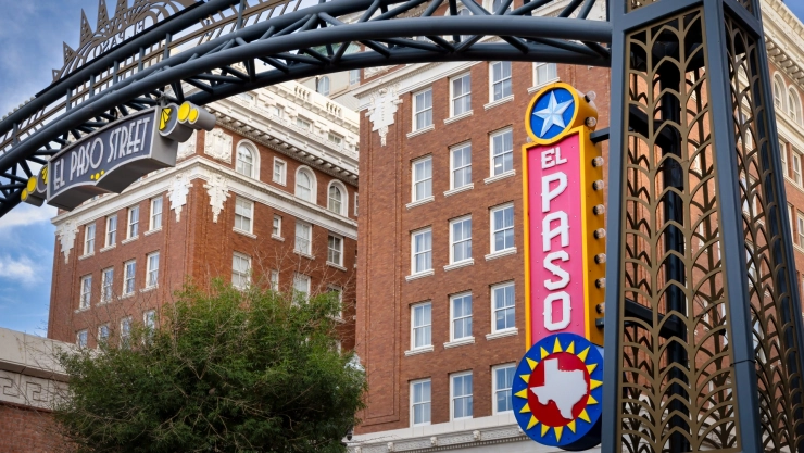 Edificios con cartel de El Paso, Texas.