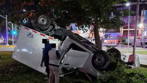 ¡Aparatoso accidente! Camioneta se vuelca sobre la avenida Bonampak en Cancún.jpg