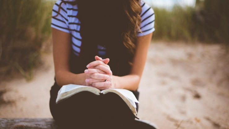 Mujer relizando una oración.