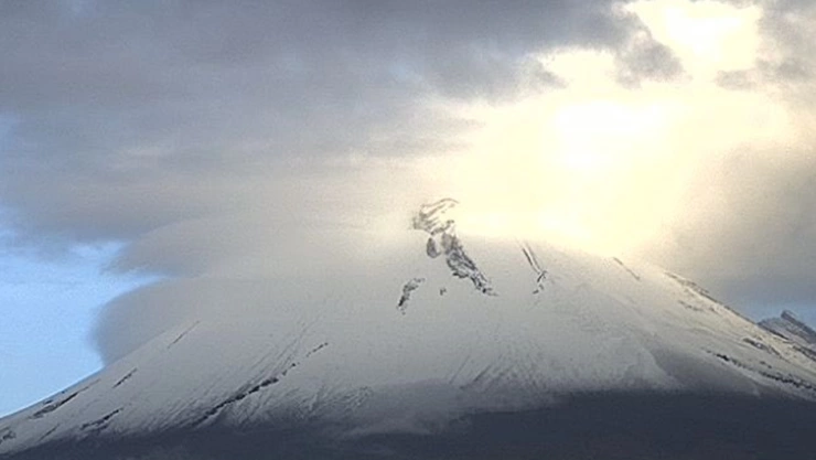 Volcán Popocatépetl hoy 18 de julio de 2024 se muestra nevado tras fuertes lluvias