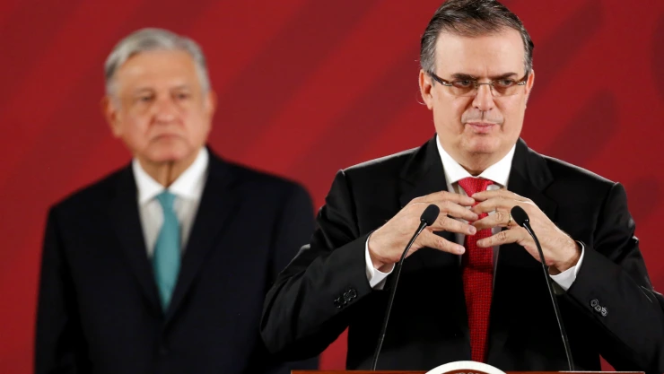 El secretario de Relaciones Exteriores de México, Marcelo Ebrard, habla durante una conferencia de prensa mientras observa el presidente de México, Andrés Manuel López Obrador, en Palacio Nacional en Ciudad de México, 10 de junio de 2019. Imagen