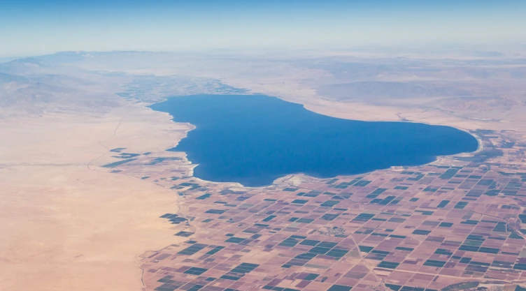 Vista aérea del Mar Salton en California