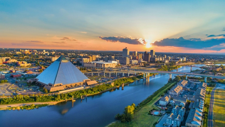 la ciudad de Memphis en un bonito atardecer.