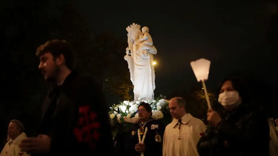 Estatua de -La Virgen de París- rumbo a la catedral de Notre-Dame.