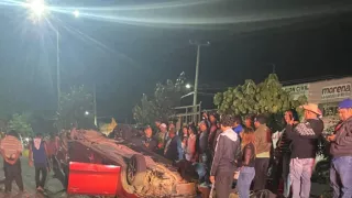 VIDEO: Conductor sufrió choque y volcadura frente a baile en Chietla; heridos quedaron tendidos en el asfalto