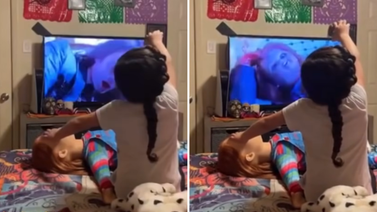 Niña recrea ritual de Chucky con su muñeco y el video causa polémica en redes.png