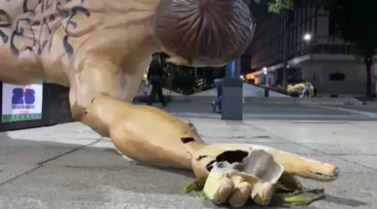 Dañan figuras de futbolistas monumentales en Paseo de la Reforma; ¿Por qué se las llevaron?