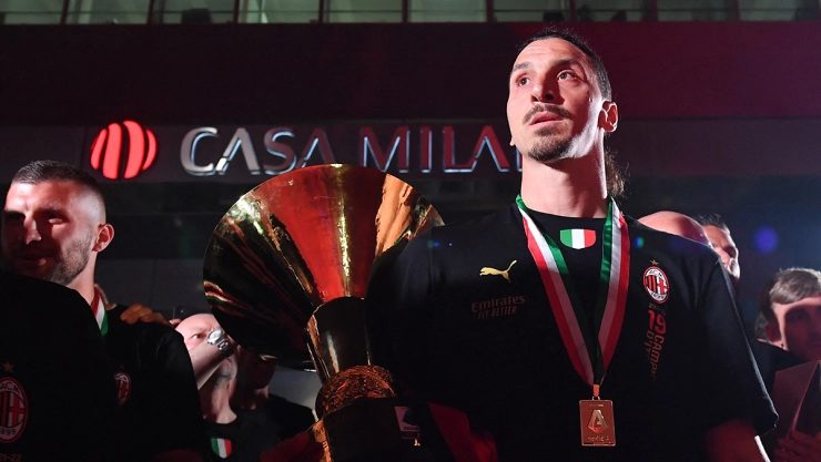 Zalatan Ibrahimovic recibe la medalla por ganar el Scudetto en la Serie A italiana