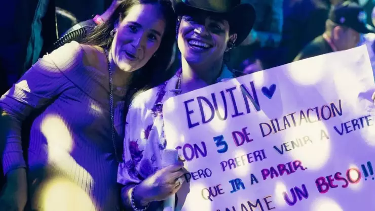 Fan embarazada Grupo Firme