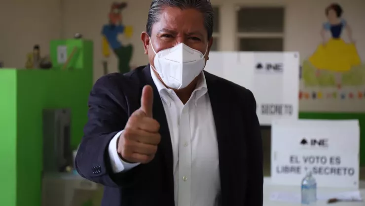 David Monreal recibe constancia como gobernador electo de Zacatecas