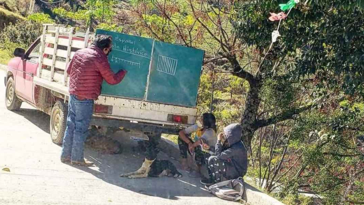 profesor imparte clases camioneta