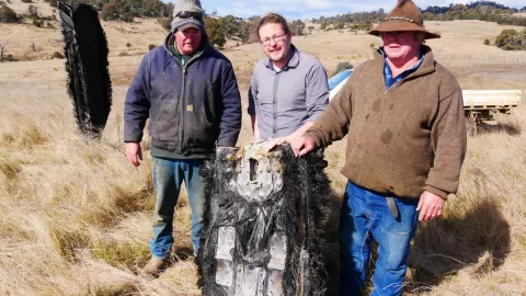 ¿Qué son? Explican raros objetos que cayeron del cielo en granja de Australia.
