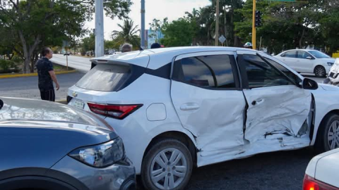 Se registra fuerte accidente en la avenida Andrés Quintana Roo y genera fuerte tráfico en Cancún 1